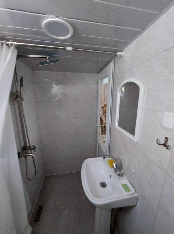 קאחתי Davids Entire Place מראה חיצוני תמונה